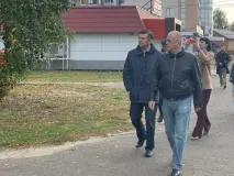 Глава МСУ Владимир Кочетков во время объезда территории во вторник проверил ход работ по капитальному ремонту детского сада "Росинка"