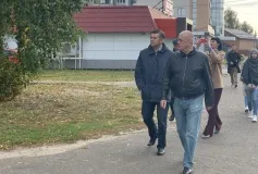 Глава МСУ Владимир Кочетков во время объезда территории во вторник проверил ход работ по капитальному ремонту детского сада "Росинка"
